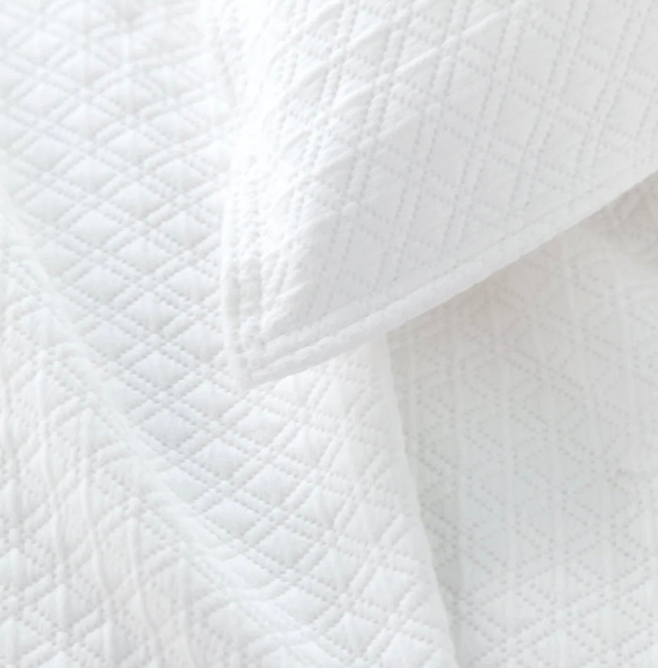 DIAMOND MATELASSE WHITE KING COVERLET